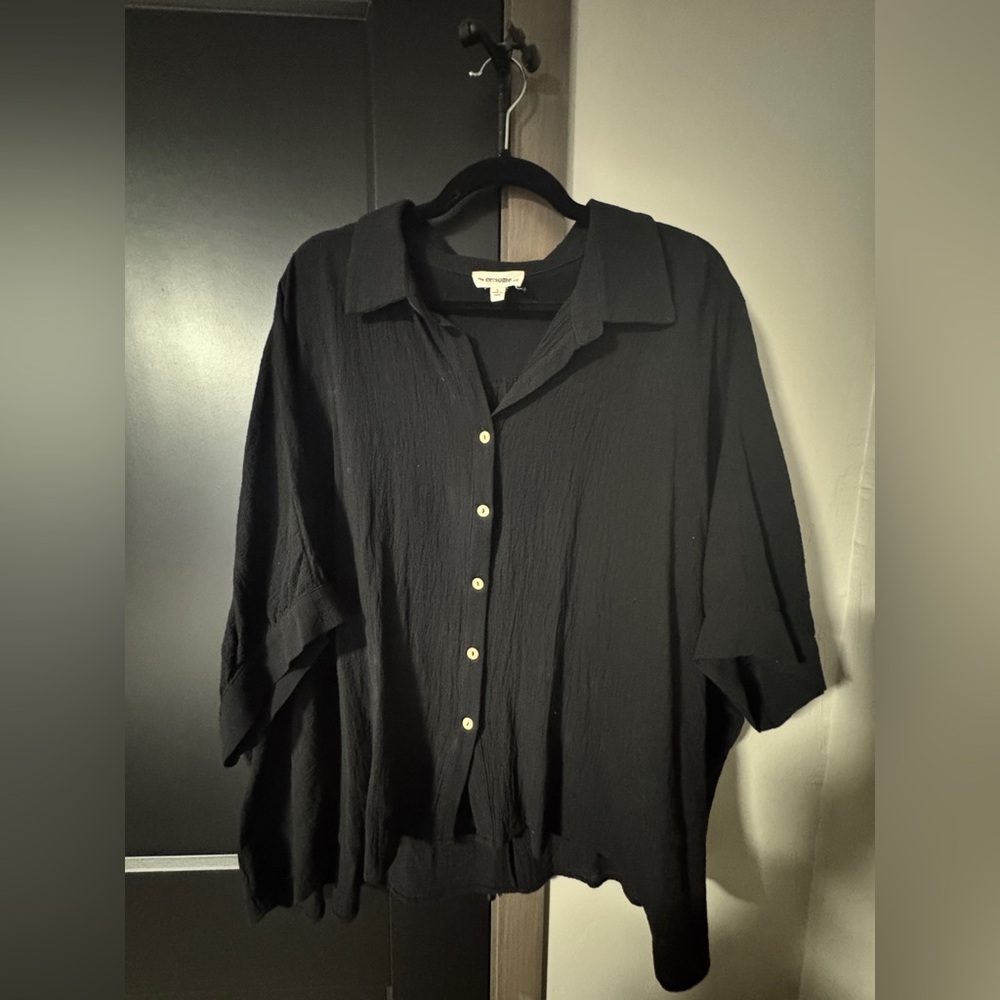 Black flowy/boxy top, Eesome is the brand, size large but can fit up to a 2x